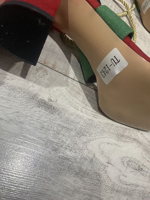 Женские босоножки