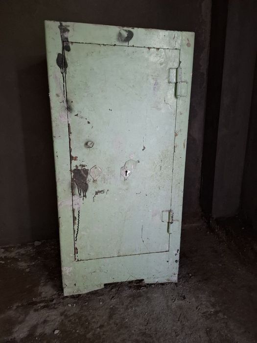 Сейф советски не сгораемых. Все работает.