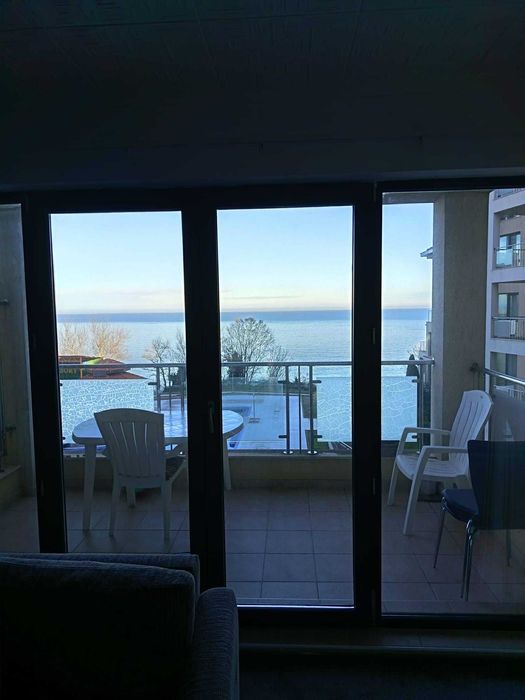 Продавам апартамент  на първо линия на морето в гр. Бяла