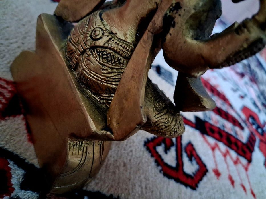 Колекция от четири артефакта, статуетки и нож