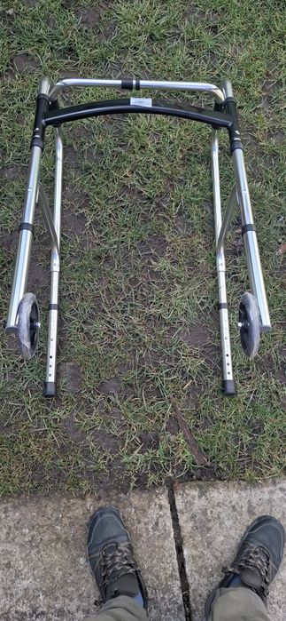 Cadru de mers si pliabil