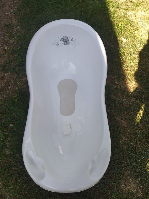 Бяла бебешка вана