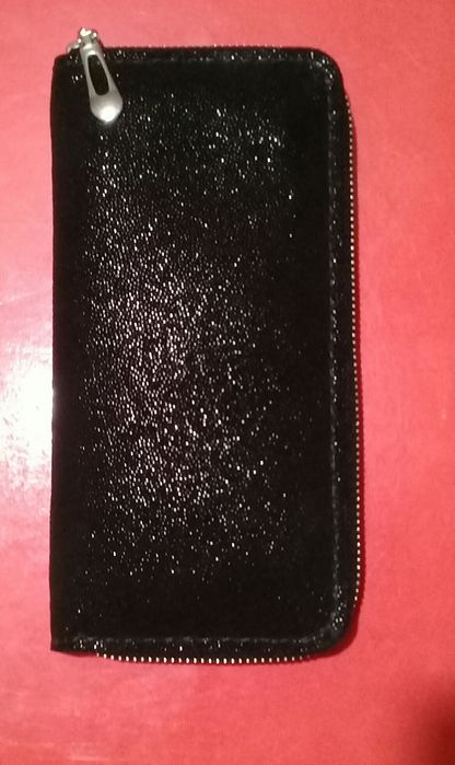 Кожаный кошелёк на молнии.