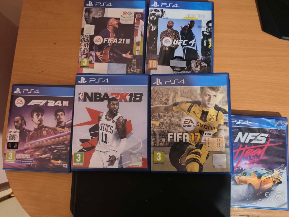 Продавам PlayStation 4 с 3 дйостика и 14 игри