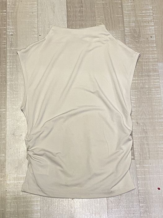 Бяла официална семпла тениска без ръкави  HM