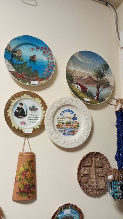 Разпродажба чинии за стена