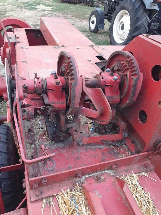 Se vind doua  prese baloti international 422 si new holland265