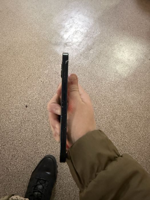 Продам Iphone 13