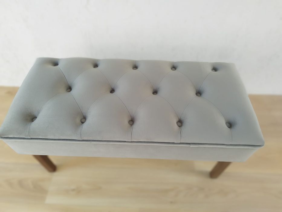 Vând bancuta din catifea gri, model cu nasturi, chesterfield