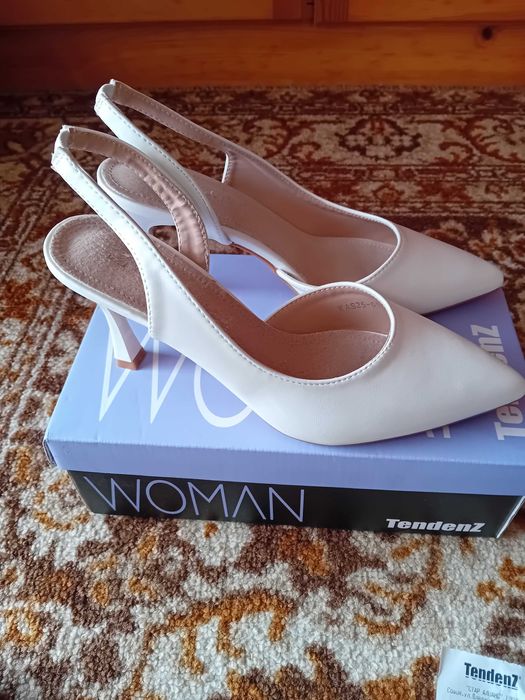 Бели обувки с висок ток