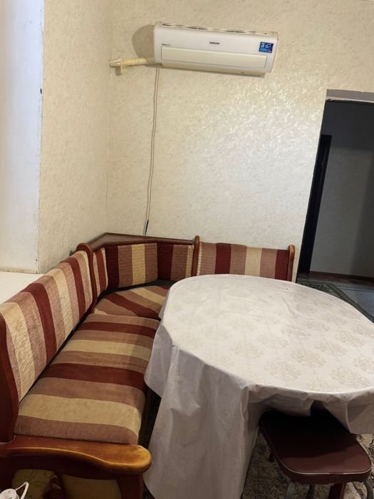 Кухонный уголок со столом