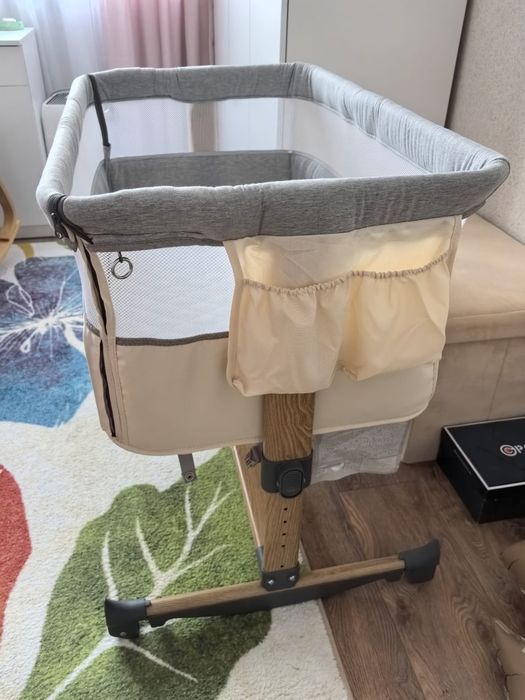 Функционална и практична бебешка мини-кошара.