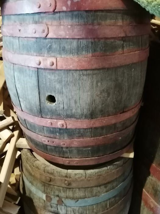 Vând cazi și butoaie, în stare buna