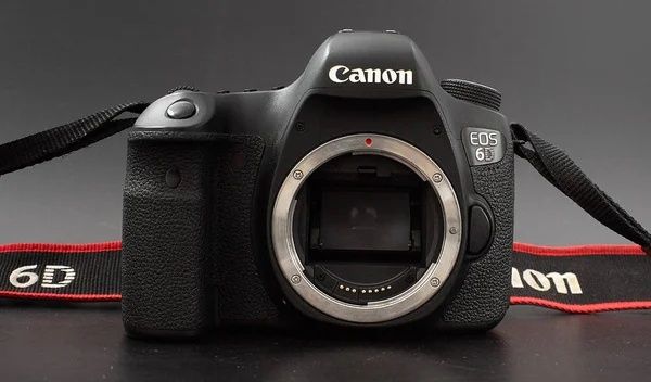 Canon 6 D body sotiladi 470$