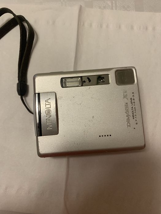 camera foto digitala Minolta Dimage. Xt