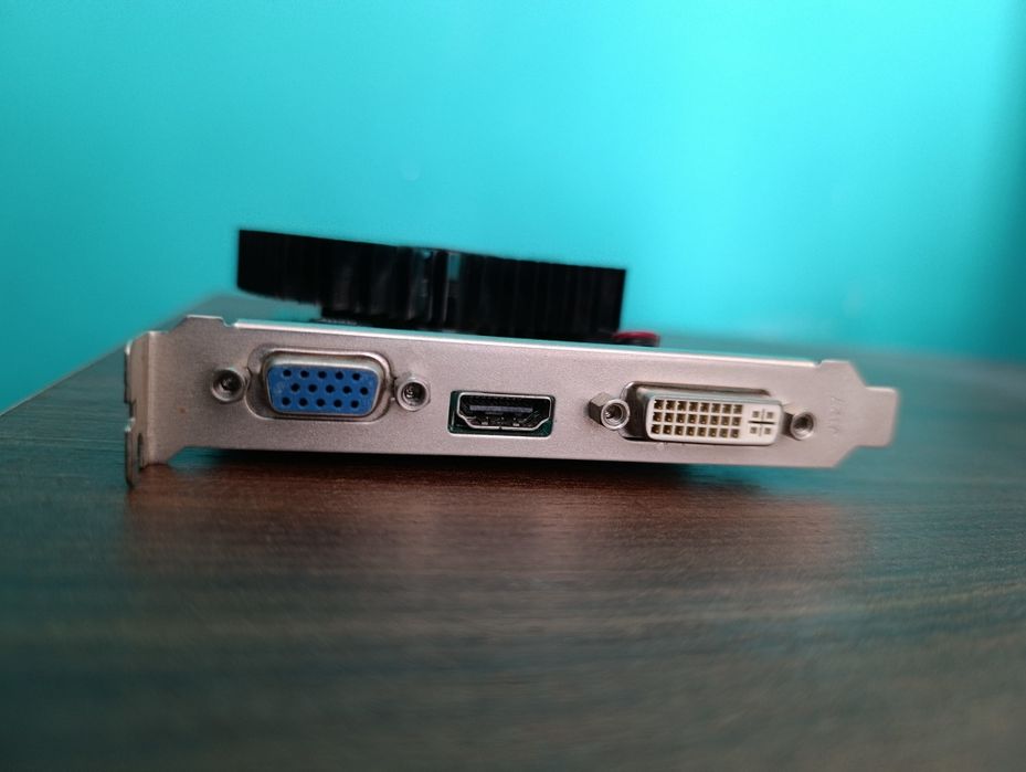 Manli NVIDIA GeForce GT 440.
Память: DDR5.