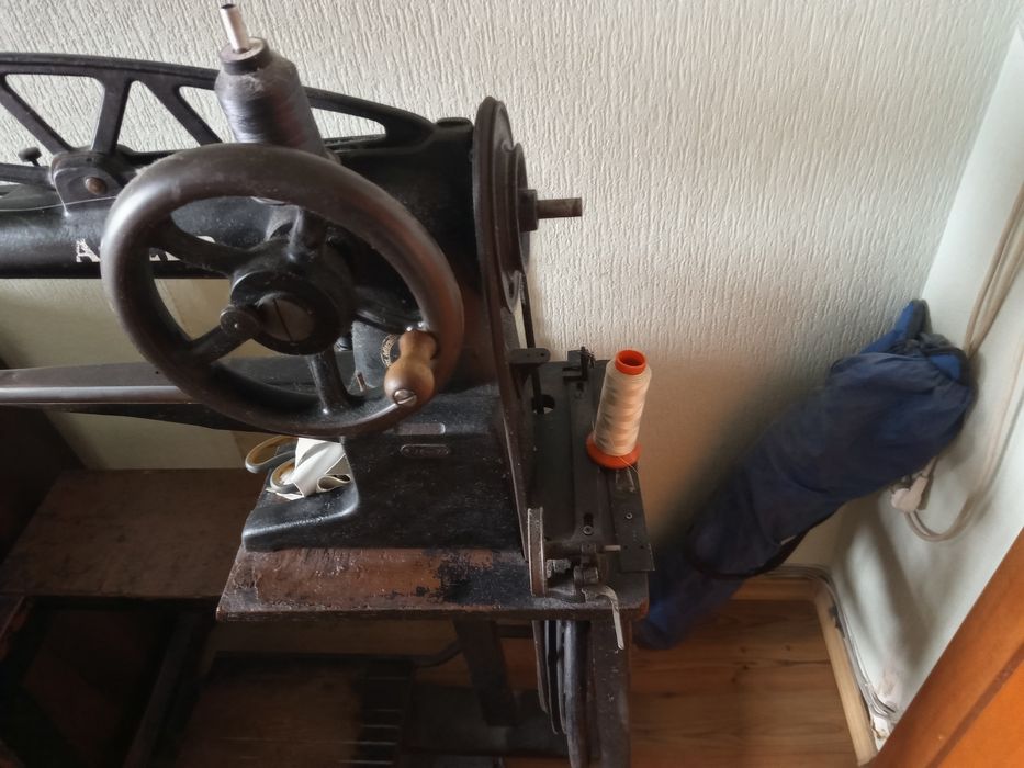 Обущарска с дълго рамо шевна машина "Адлер"