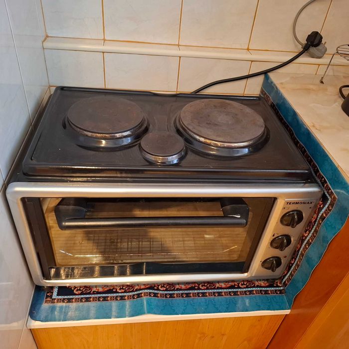 Малка готварска печка с 3 котлона и фурна