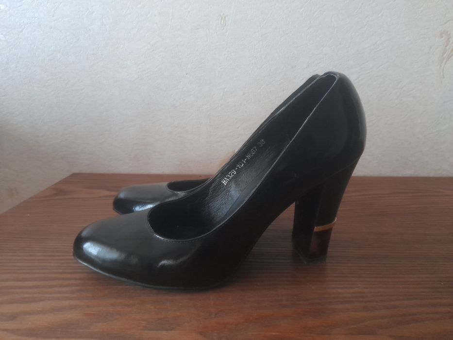 Продам туфли на каблуке