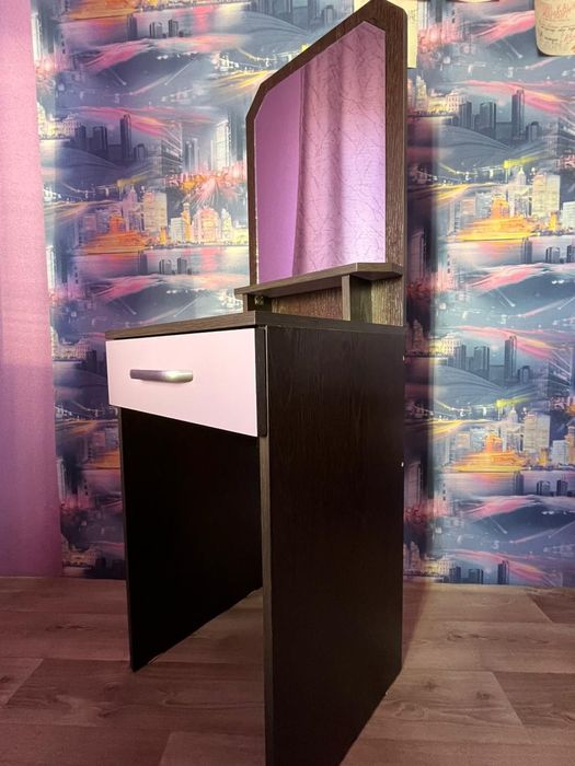 Мебель.Шкаф и столик туалетный