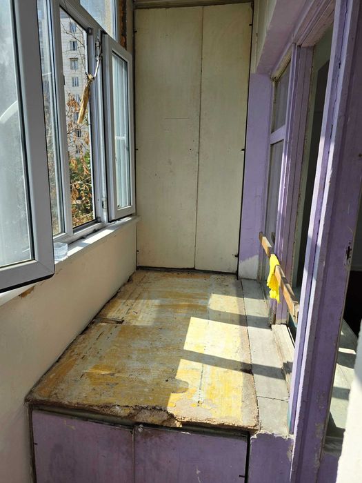 Qorasuv 6 da 2 xona kvartiraga 2 ta o'gil bola kere srochna