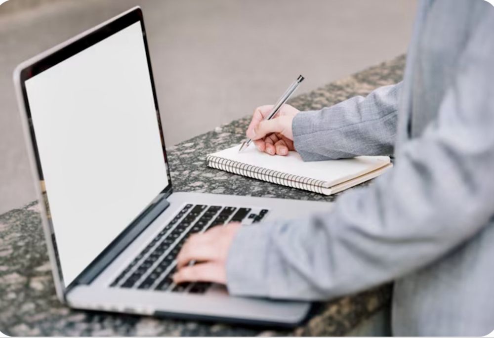 Журналист. Писатель. Редактор. Корректировщик текста.