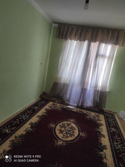 Квартира сотилади. Бекорчилар безовта килмасин. Олмвликда 3 хонали
