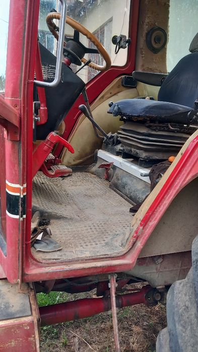 Vând tractor international 1056 xl și o combina class senator