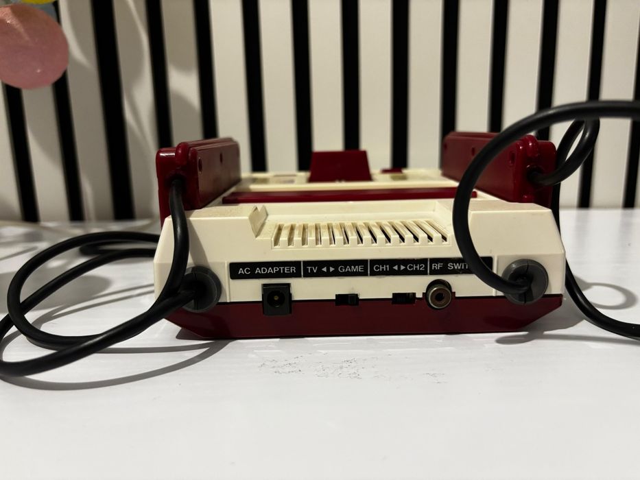 Consolă Retro Nintendo Famicom (Japonia) + 2 Controllere + Casetă 450 in 1 + Alimentator EU