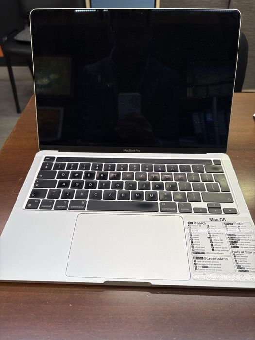 Продавам Mac book Pro M2 13,3”