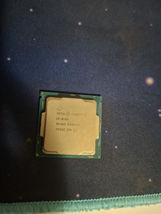 Vand procesorul i3 8100