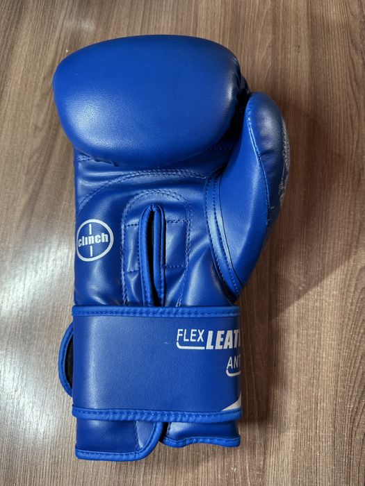 Боксёские перчатка clinch