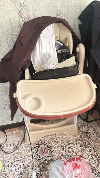 Отдам даром стульчик для кормления и игровой коврик