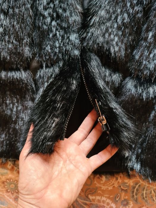 Зимен елегантен елек с косъм и букле