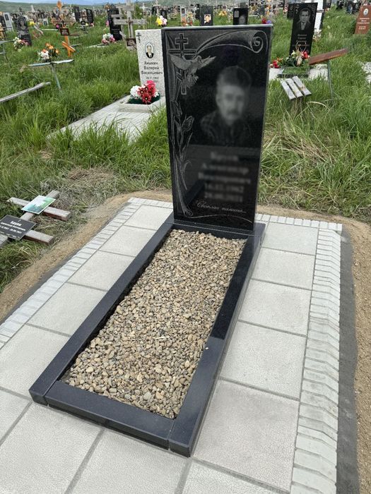 Памятники, мазарные плиты, оградки