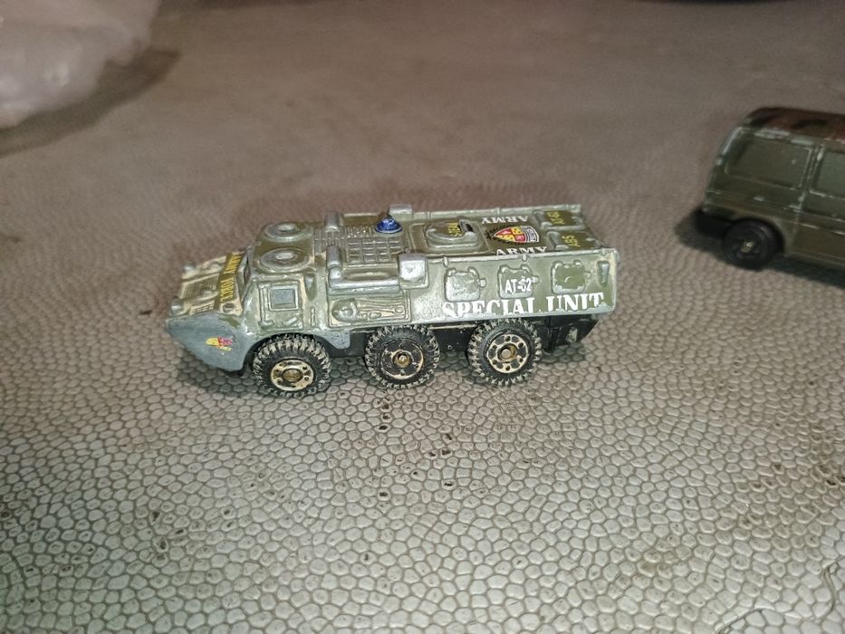 Метални колички и танк