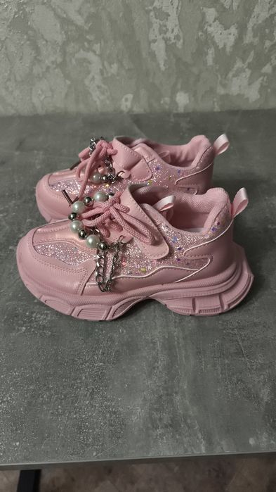 Продам детские кроссовки