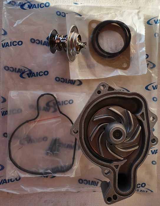 Продавам водна помпа   и термостат комплект за AUDI, VW, BENTLEY