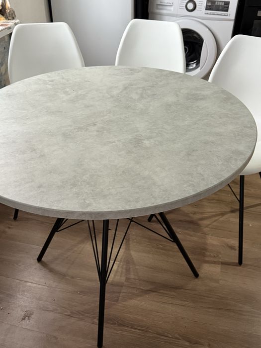 Стол со стульями