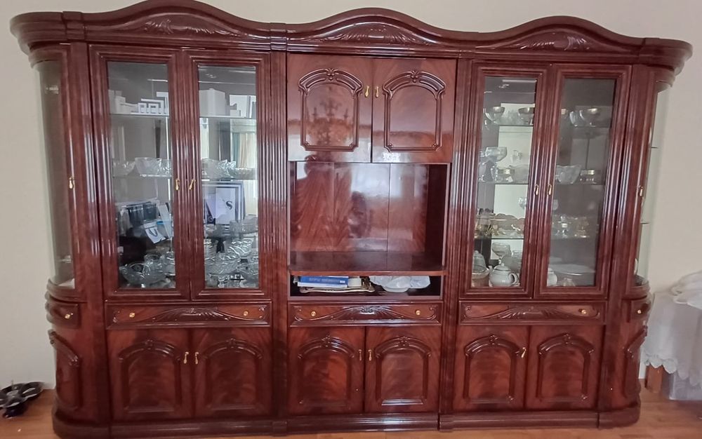 Продается стенка в залл