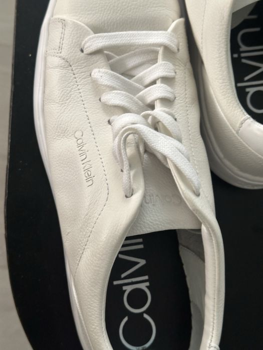 Pantofi sport Calvin Klein , marimea 42, de culoare alba.
