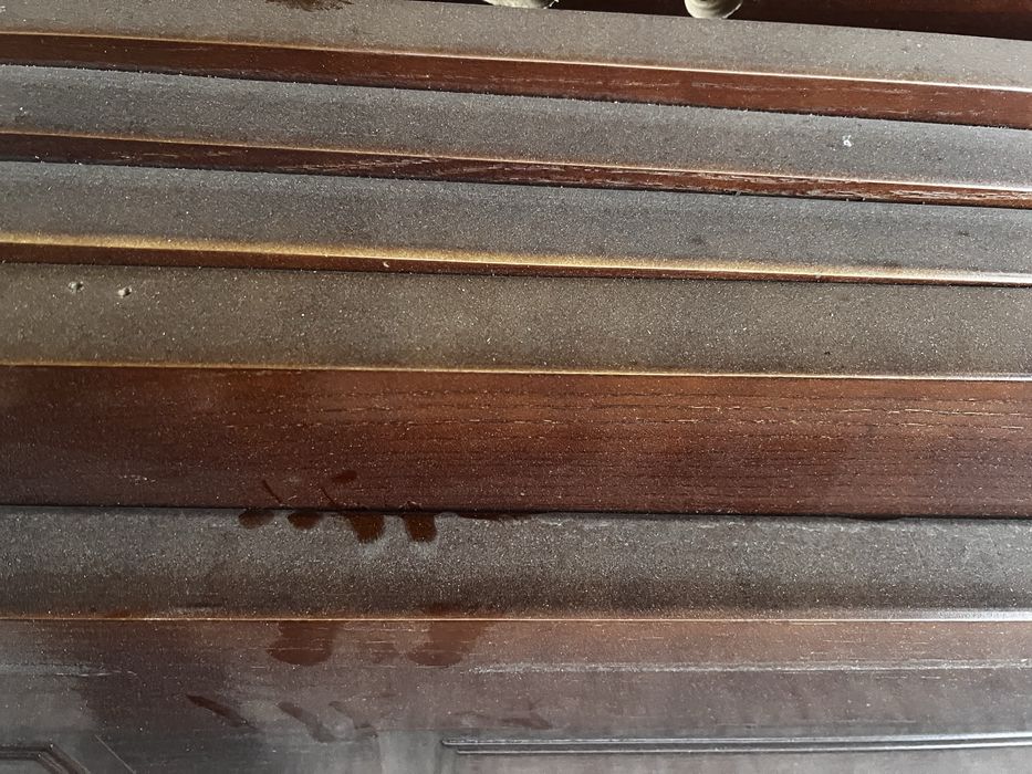 Новые двери из натурального дерева.