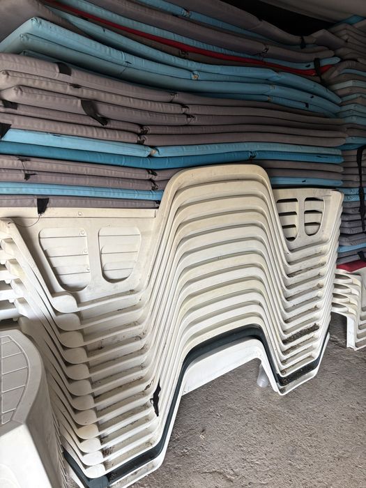 Sezlonguri si umbrele