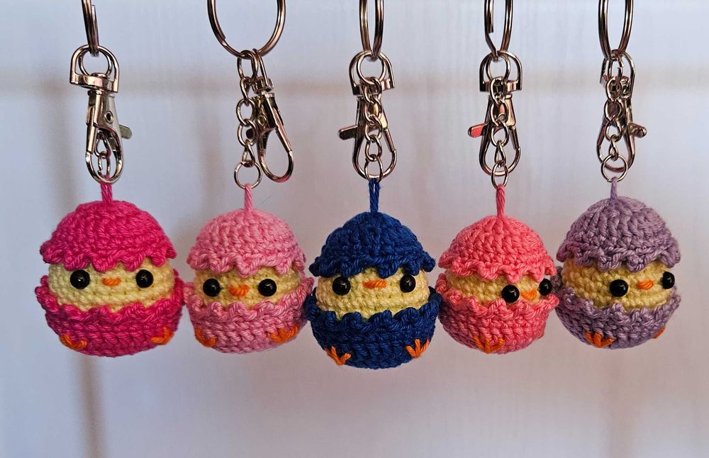 Breloc Handmade crosetat Pui in coaja de ou Amigurumi