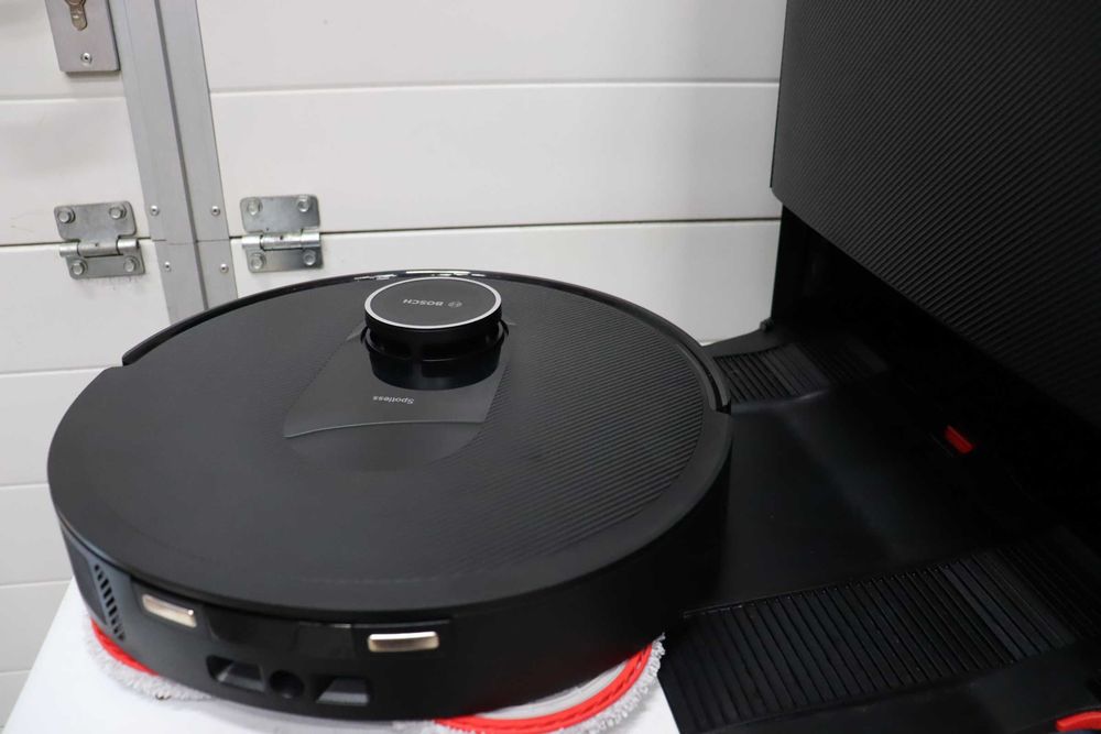 Прахосмукачка робот Bosch Spotless Max BCRDW3B с функция за избърсване, всмукателна мощност 11 000 Pa, моп, станция за мокро и сухо почистване