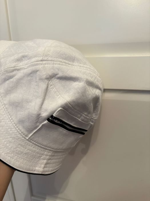 Шапка Fendi в бяло