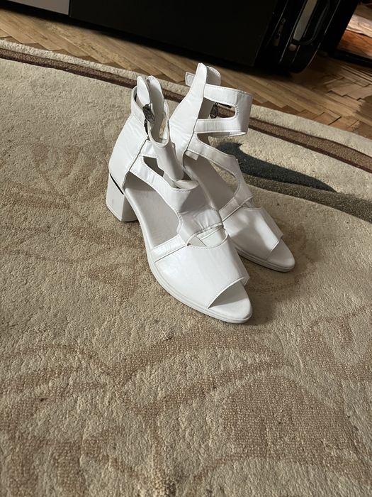 Pantofi de dama noi