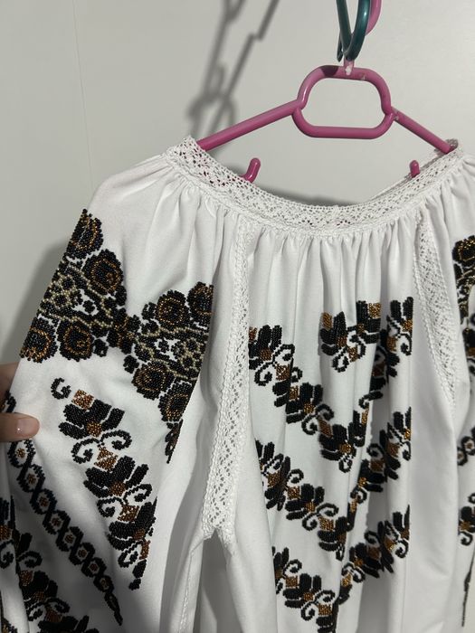 Ie de dama, traditionala, cusuta manual cu margele, noua, nepurtata