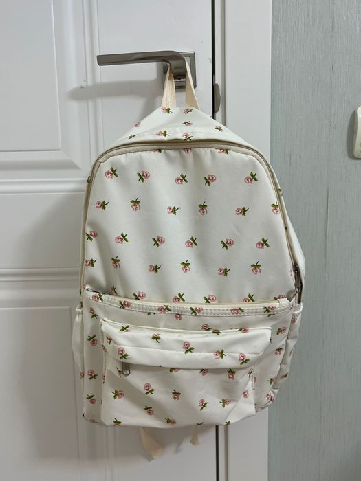 Рюкзак белый с цветочками для девочки