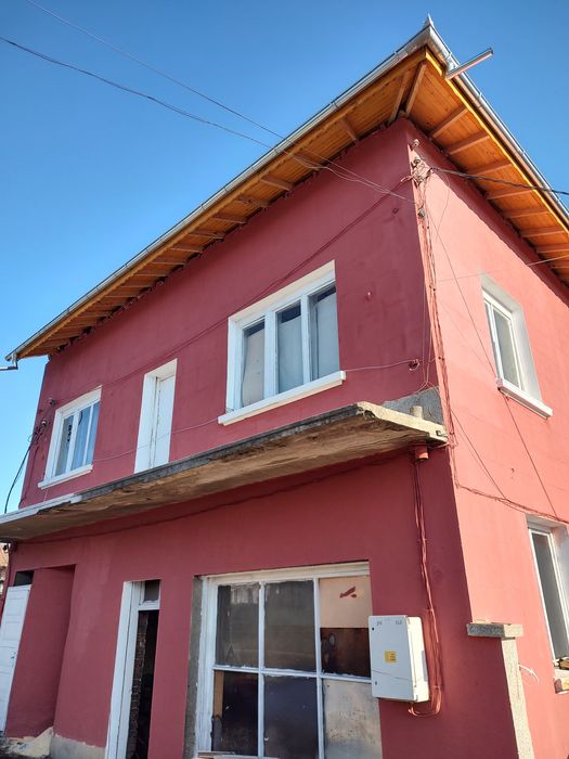 Продавам масивна къща